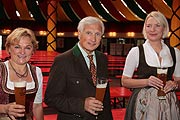 die Gastgeberinnen: Tina Krätz und Johanna Barsy mit Luitpold Prinz von Bayern, von dessen König Ludwig Schloßbrauerei Kaltenberg das Weißbier im Hippodrom stammt (©Foto: Martin Schmitz)